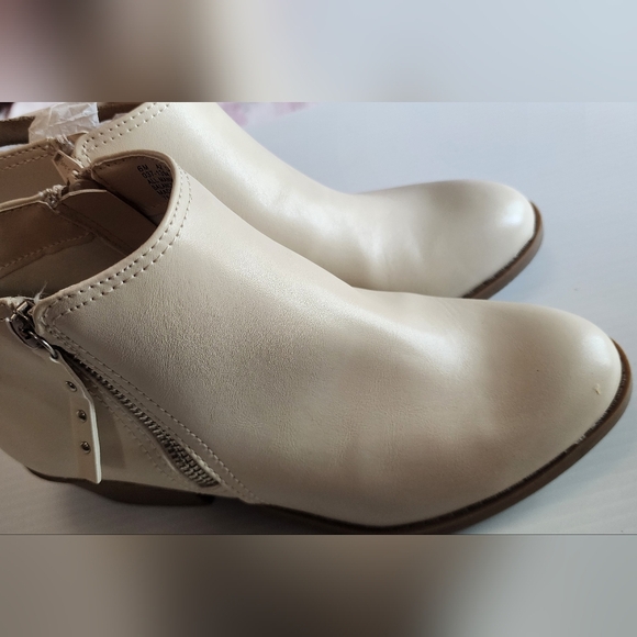Arizona Jean Company Cream Ankle Boots with Minimalist Design - Picture 4 of 9
